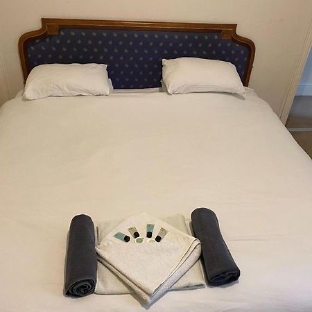 The Royal Victoria & Bull Hotel ローチェスター エクステリア 写真