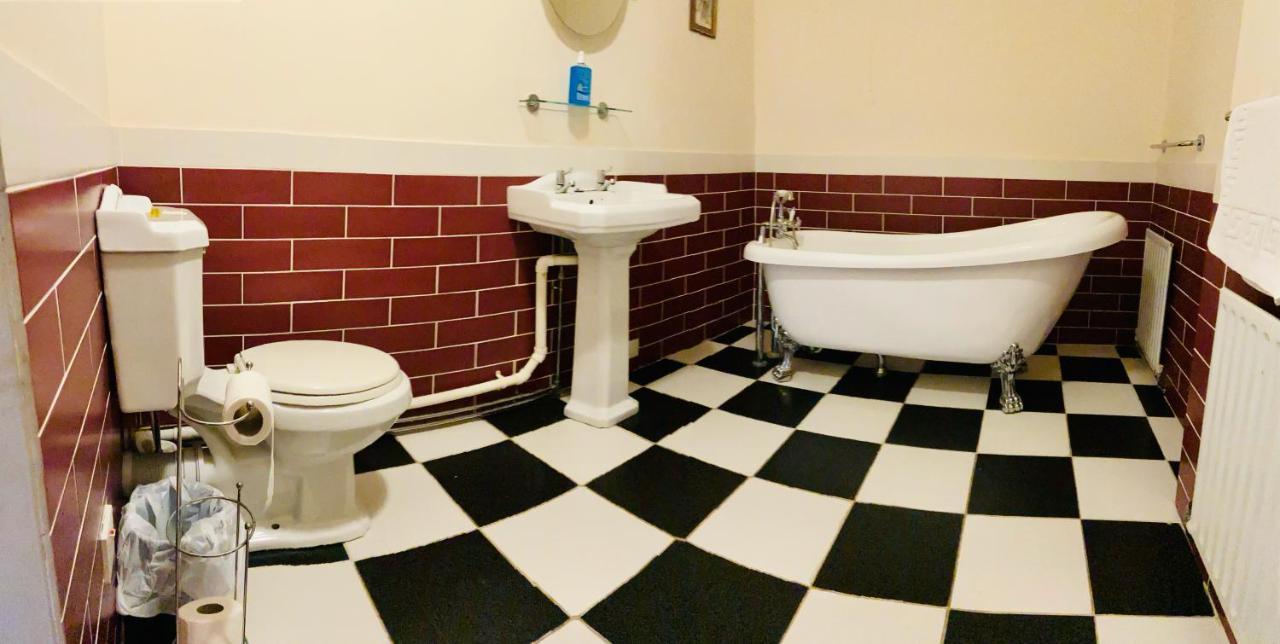 The Royal Victoria & Bull Hotel ローチェスター エクステリア 写真