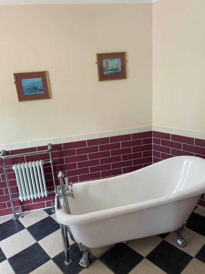 The Royal Victoria & Bull Hotel ローチェスター エクステリア 写真