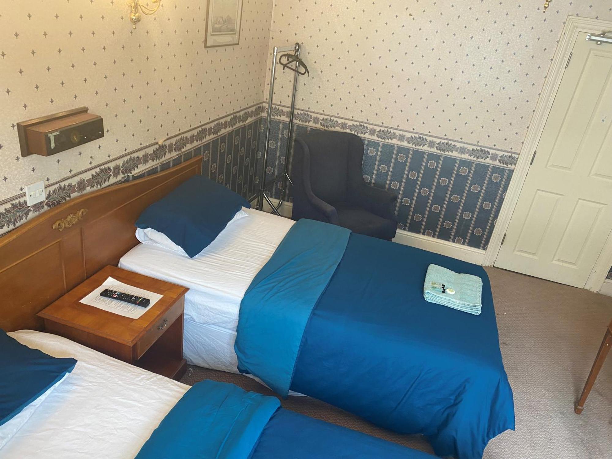 The Royal Victoria & Bull Hotel ローチェスター エクステリア 写真