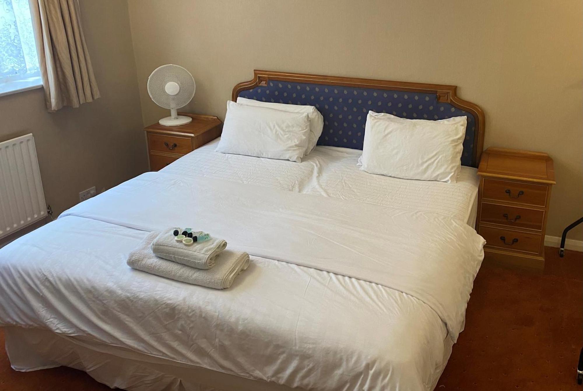 The Royal Victoria & Bull Hotel ローチェスター エクステリア 写真